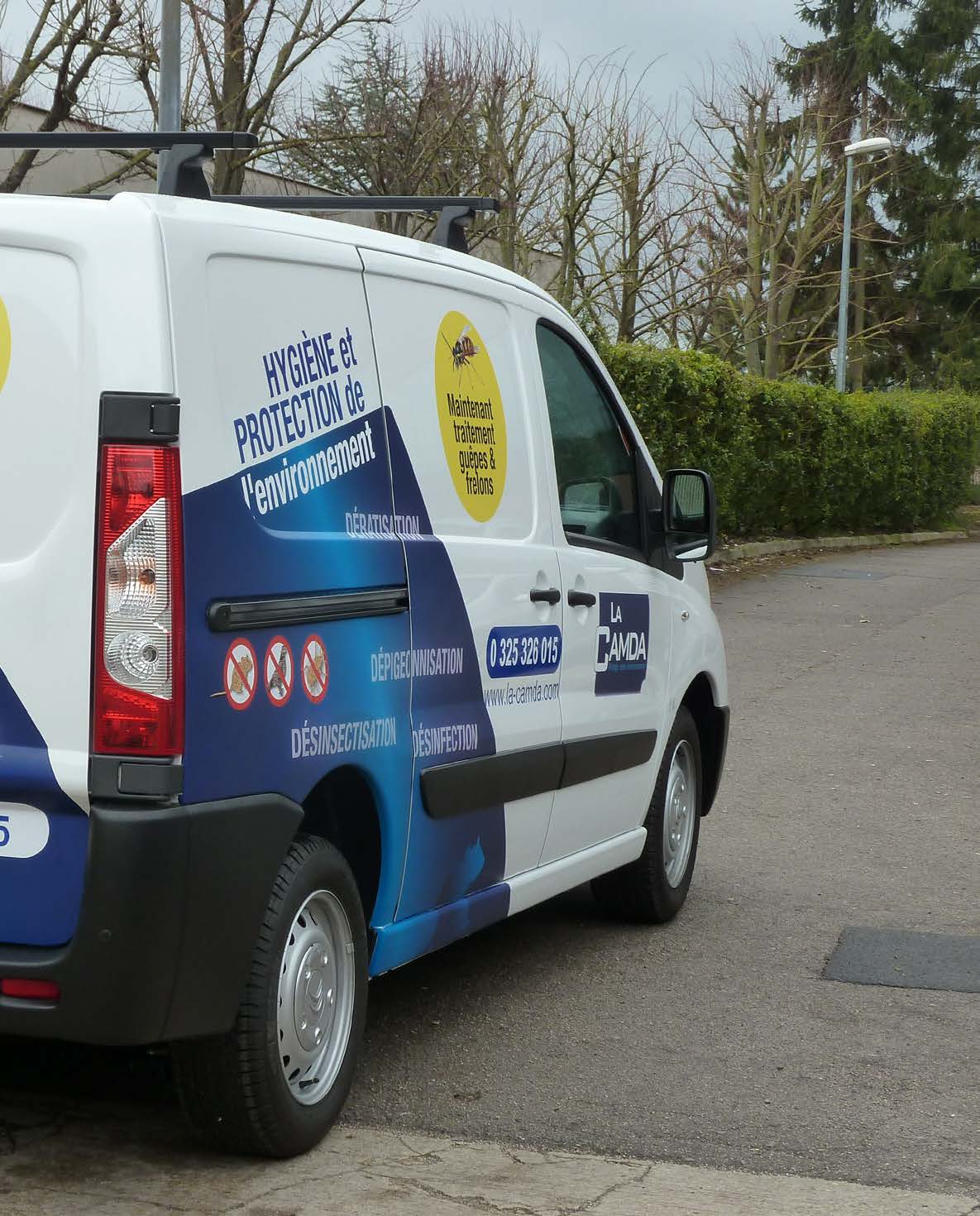 conducteur utilisant des lingettes humides pour désinfecter le volant d'une  voiture contre un virus ou une maladie à coronavirus. nettoyage de voiture.  mise au point sélective. 2255697 Photo de stock chez Vecteezy